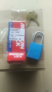 Замок навесной синий уп/25шт. с одинаковыми ключами MASTER LOCK A1106KABLU
