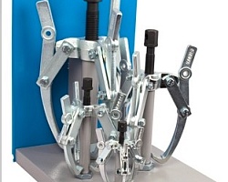 Набор съемников с тремя перемещающимися захватами (4 предм.) в металлическом стенде UNIOR 622805